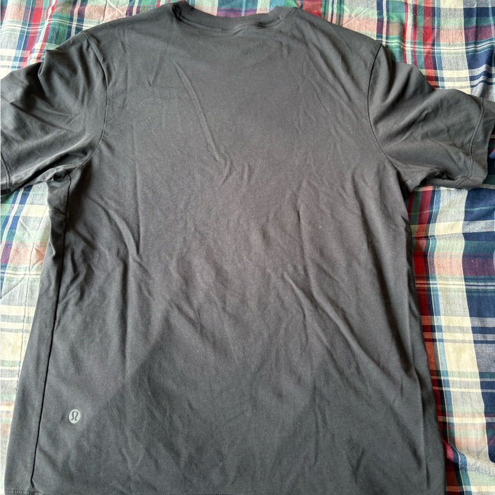 Lululemon zerod in short sleeve t shirt. Barely used good condition. Size is XS.